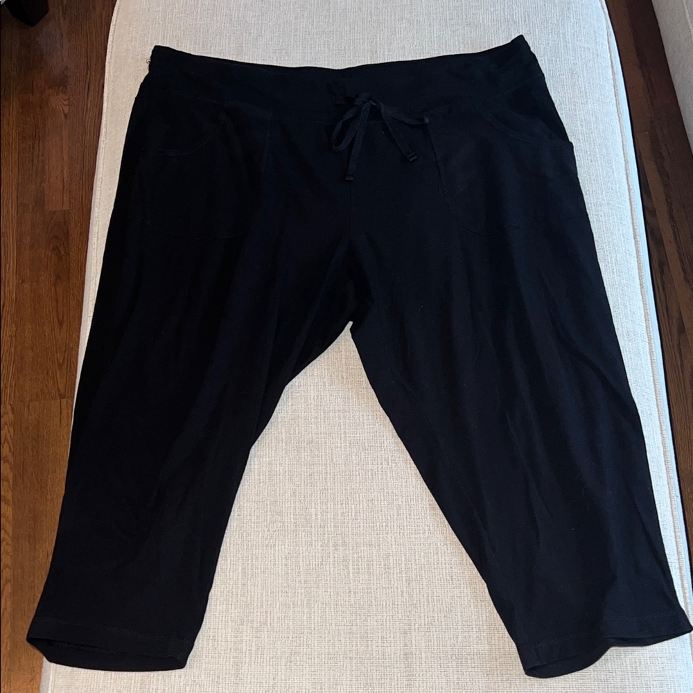 Athletic Works Women’s Plus Size Knit Capri Pants in Black size XXXL (22)
